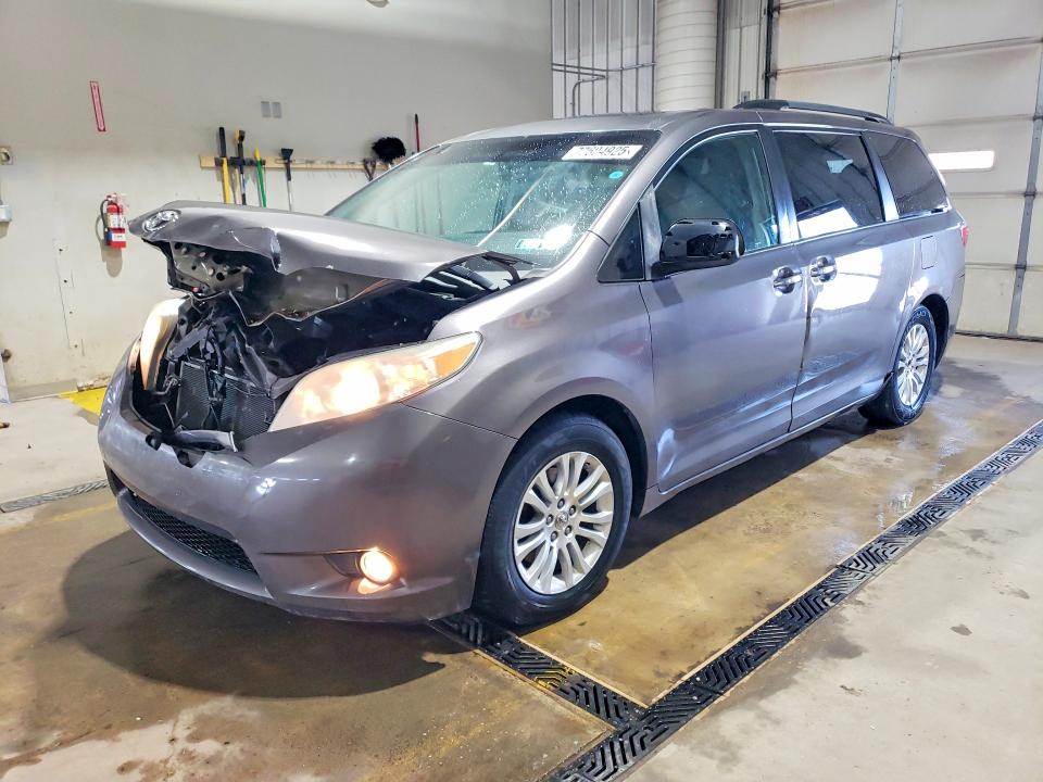TOYOTA SIENNA XLE 2015 with VIN 5TDYK3DC0FS634529 - Photo from auction