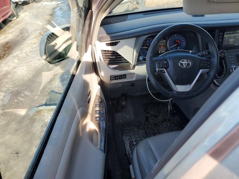Photo 8 from auction – 2017 TOYOTA SIENNA XLE with VIN 5TDDZ3DC0HS179355