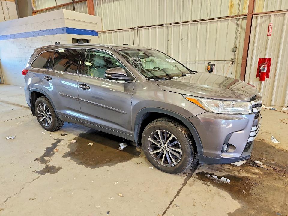 Photo 4 from auction – 2017 TOYOTA HIGHLANDER with VIN 5TDJZRFH1HS398601