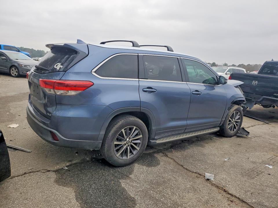Photo 3 from auction – 2018 TOYOTA HIGHLANDER with VIN 5TDKZRFH0JS239708