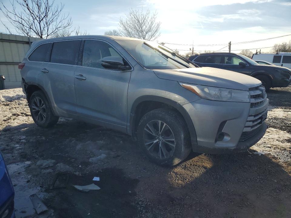 Photo 4 from auction – 2018 TOYOTA HIGHLANDER with VIN 5TDBZRFH3JS901541
