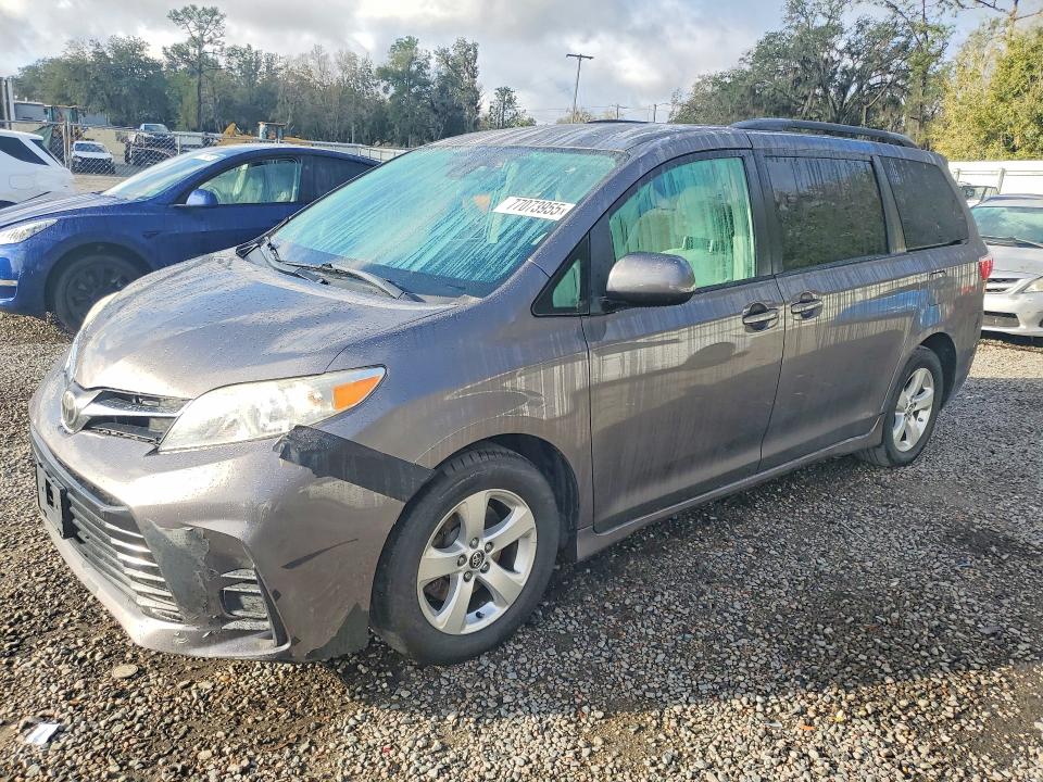 TOYOTA SIENNA 2018 with VIN 5TDKZ3DC9JS906246 - Photo from auction