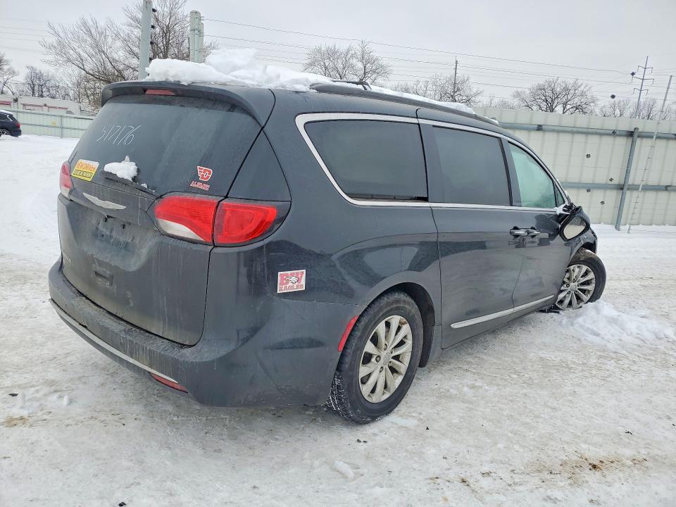 Photo 3 from auction – 2017 CHRYSLER PACIFICA with VIN 2C4RC1BG1HR517176