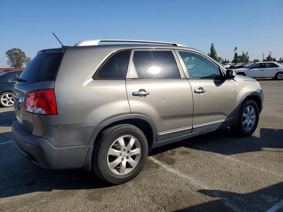 Photo 3 from auction – 2013 KIA SORENTO with VIN 5XYKT3A61DG313787