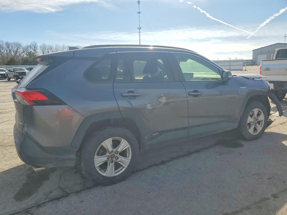 Photo 3 from auction – 2019 TOYOTA RAV4 XLE with VIN JTMRWRFV2KD015849