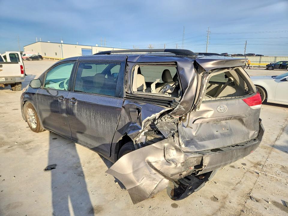 Фото 2 с аукциона – 2011 TOYOTA SIENNA XLE с VIN 5TDYK3DC3BS169447