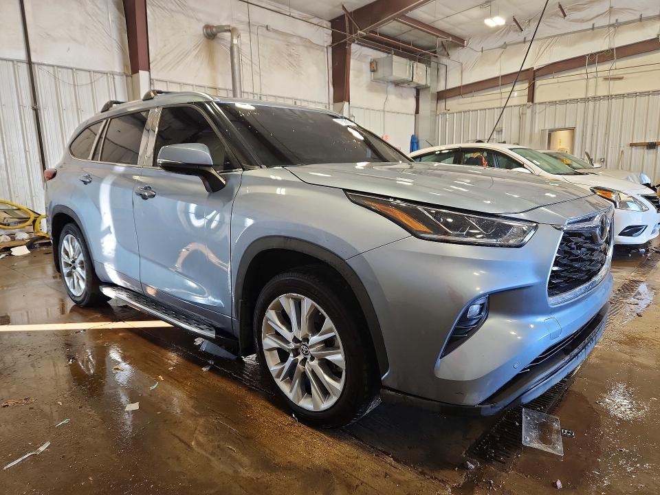 Фото 4 с аукциона – 2023 TOYOTA HIGHLANDER с VIN 5TDKDRAH8PS043112