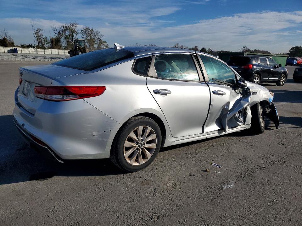 Photo 3 from auction – 2017 KIA OPTIMA with VIN 5XXGT4L36HG161689