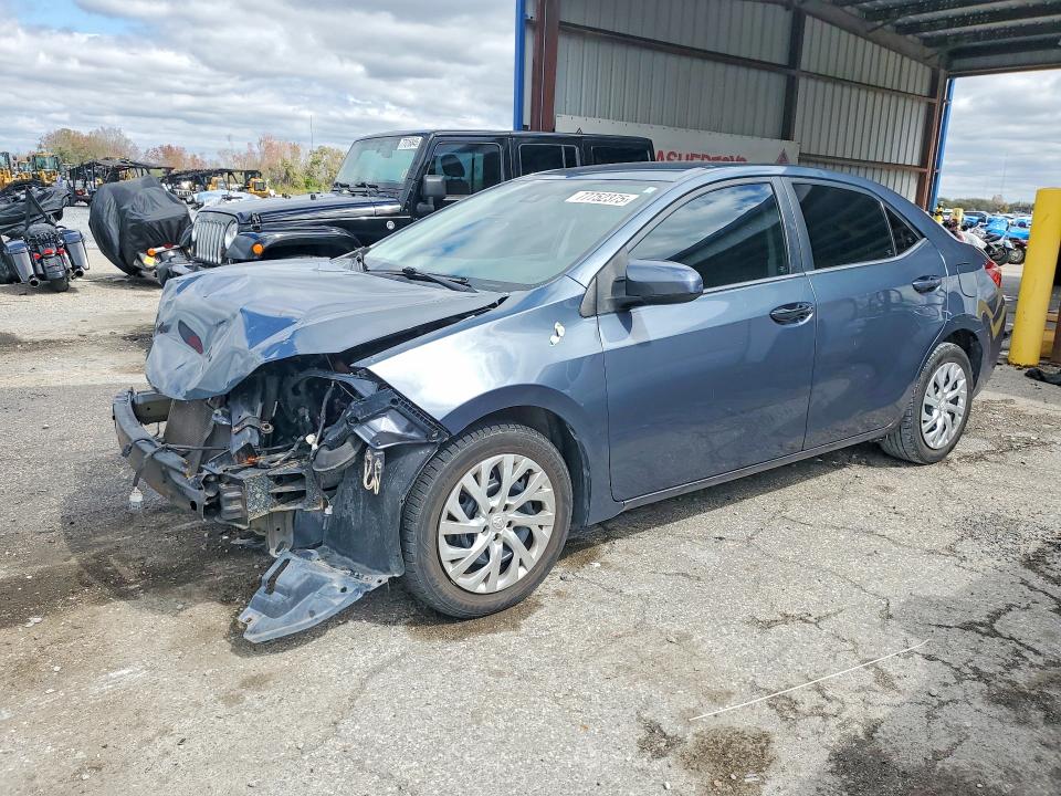 TOYOTA COROLLA 2018 z numerem VIN 5YFBURHE5JP836797 - Zdjęcie z aukcji