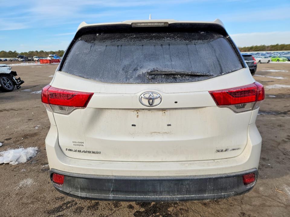Photo 6 from auction – 2018 TOYOTA HIGHLANDER with VIN 5TDJZRFH7JS841338