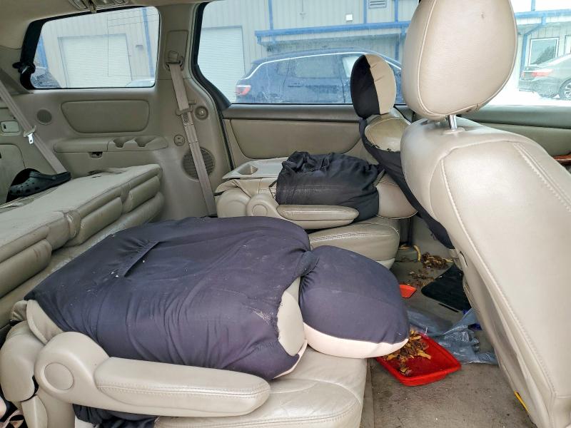 Photo 11 from auction – 2004 TOYOTA SIENNA XLE with VIN 5TDZA22C84S008227