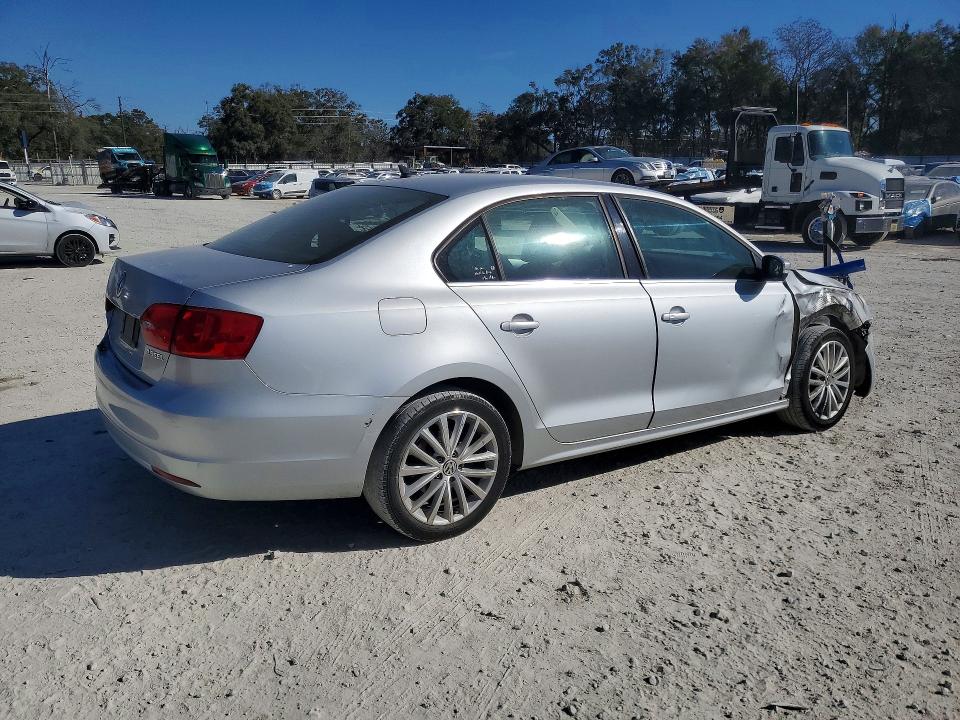 Photo 3 from auction – 2011 VOLKSWAGEN JETTA SEL with VIN 3VWLX7AJ3BM363947