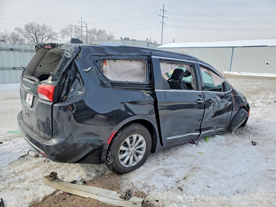 Photo 3 from auction – 2019 CHRYSLER PACIFICA with VIN 2C4RC1BG4KR597161