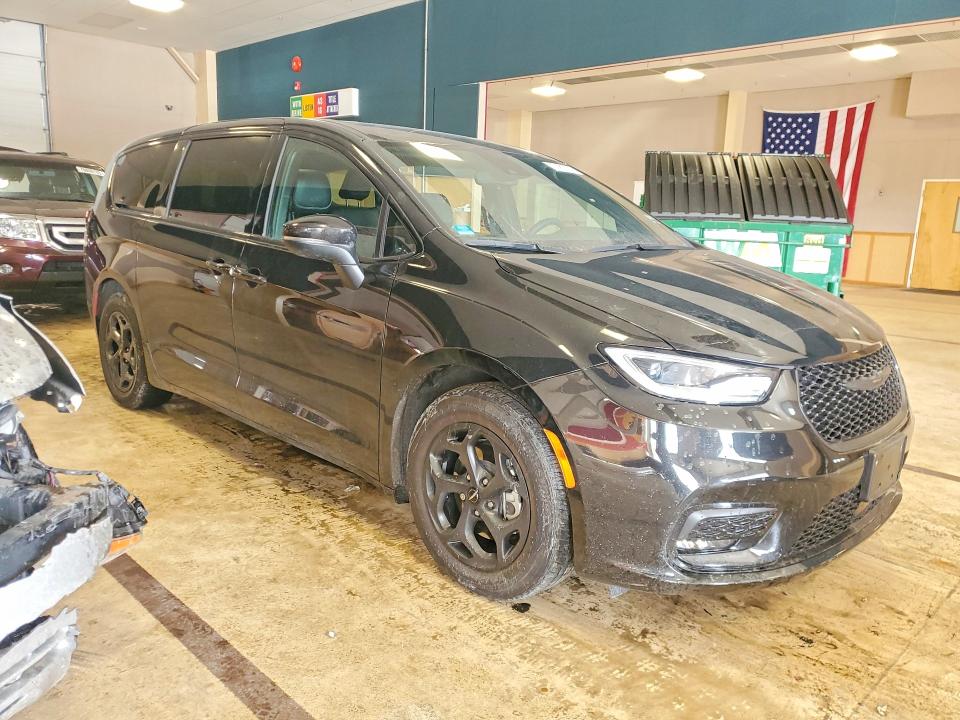 Photo 4 from auction – 2023 CHRYSLER PACIFICA with VIN 2C4RC1L76PR632840