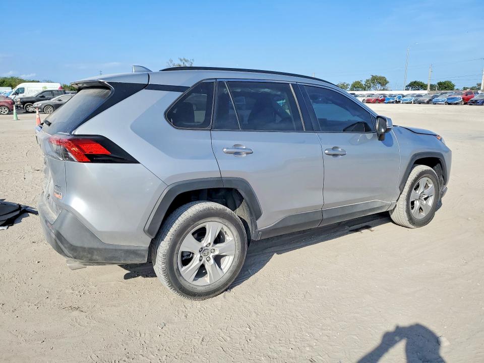 Photo 3 from auction – 2021 TOYOTA RAV4 with VIN 2T3W1RFV0MC130622