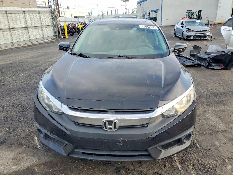 Zdjęcie 5 z aukcji – 2018 HONDA CIVIC z VIN 19XFC2F83JE021749