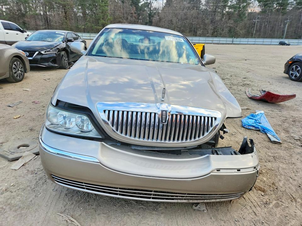 Photo 5 from auction – 2003 LINCOLN TOWN CAR with VIN 1LNHM82W33Y612959