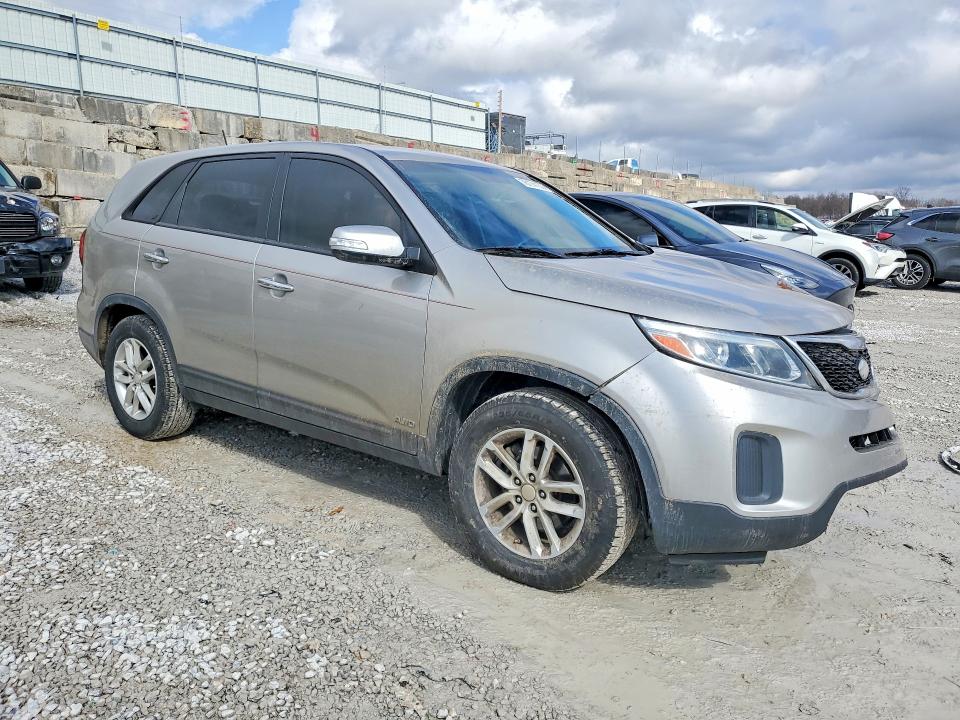 Photo 4 from auction – 2015 KIA SORENTO LX with VIN 5XYKTCA66FG628135