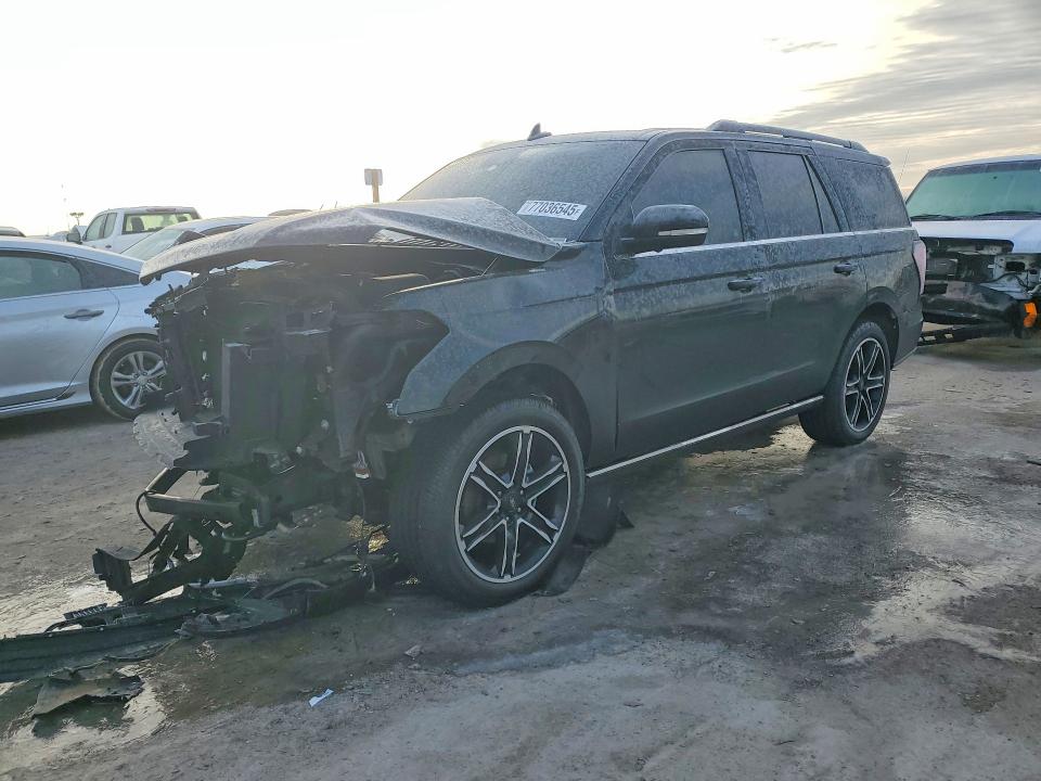 FORD EXPEDITION 2018 with VIN 1FMJU2AT1JEA21887 - Photo from auction