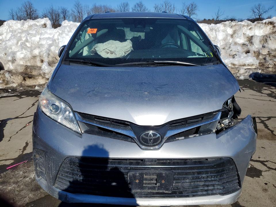 Photo 5 from auction – 2018 TOYOTA SIENNA with VIN 5TDKZ3DC6JS916152
