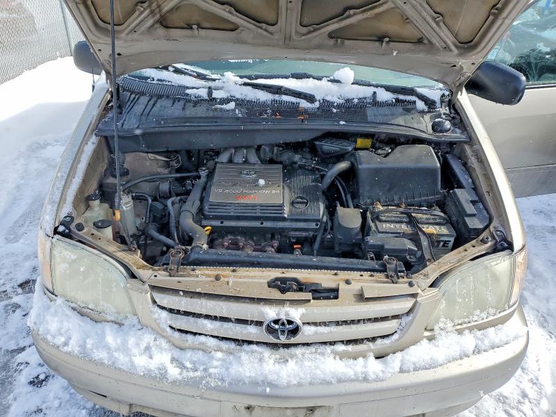 Photo 12 from auction – 2002 TOYOTA SIENNA with VIN 4T3ZF13C52U429778