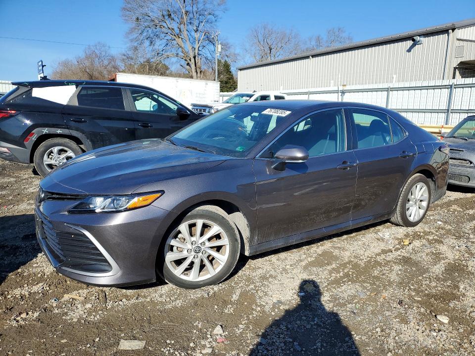 TOYOTA CAMRY LE 2022 with VIN 4T1C11AK5NU659834 - Photo from auction