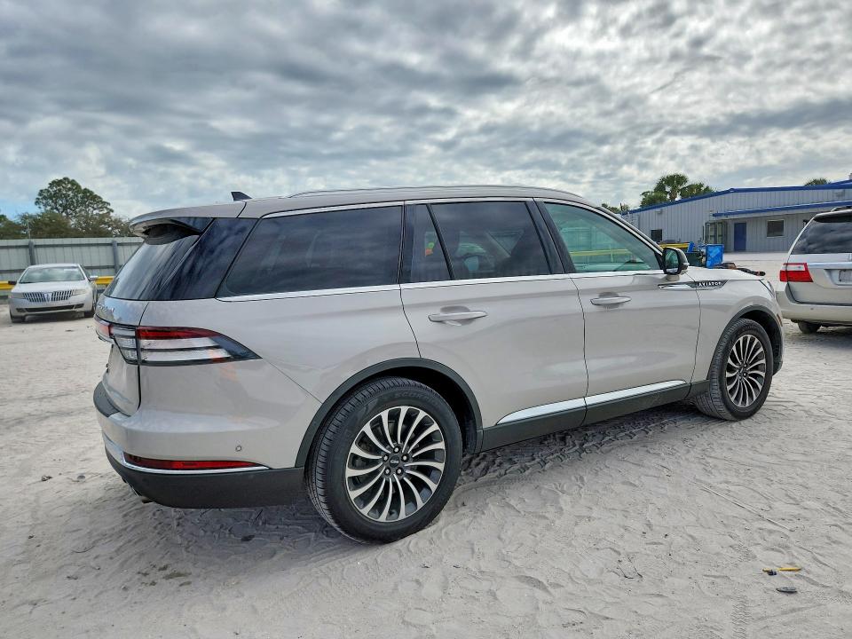 Photo 3 from auction – 2023 LINCOLN AVIATOR with VIN 5LM5J7WC9PGL32302
