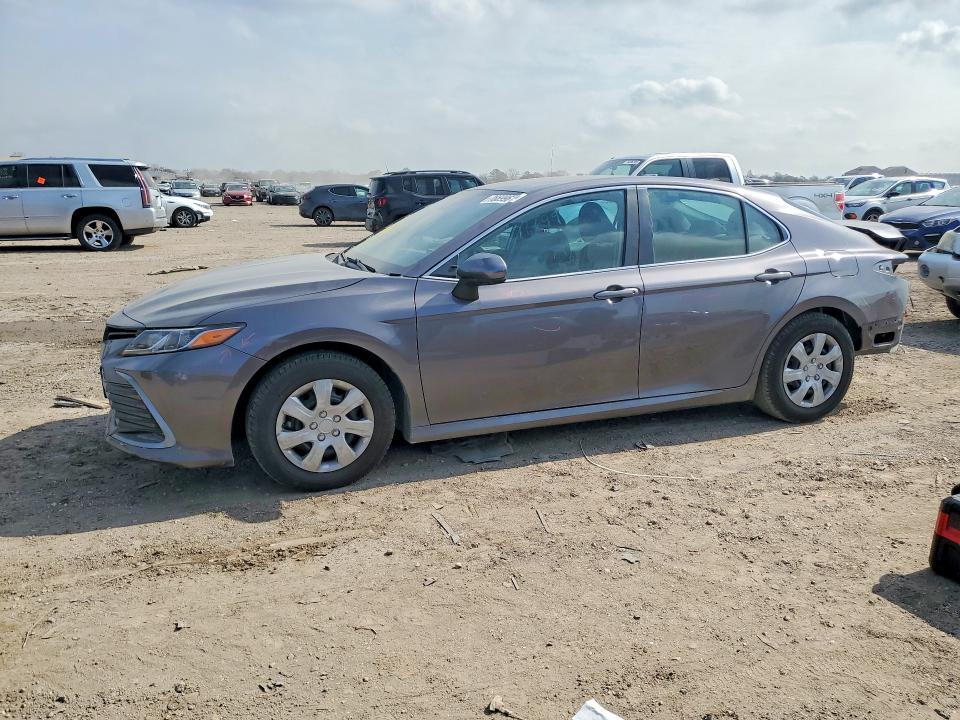 Photo 1 from auction – 2022 TOYOTA CAMRY with VIN 4T1C31AK7NU576190