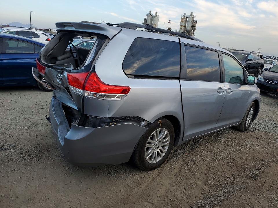 Photo 3 from auction – 2011 TOYOTA SIENNA with VIN 5TDYK3DC1BS058234