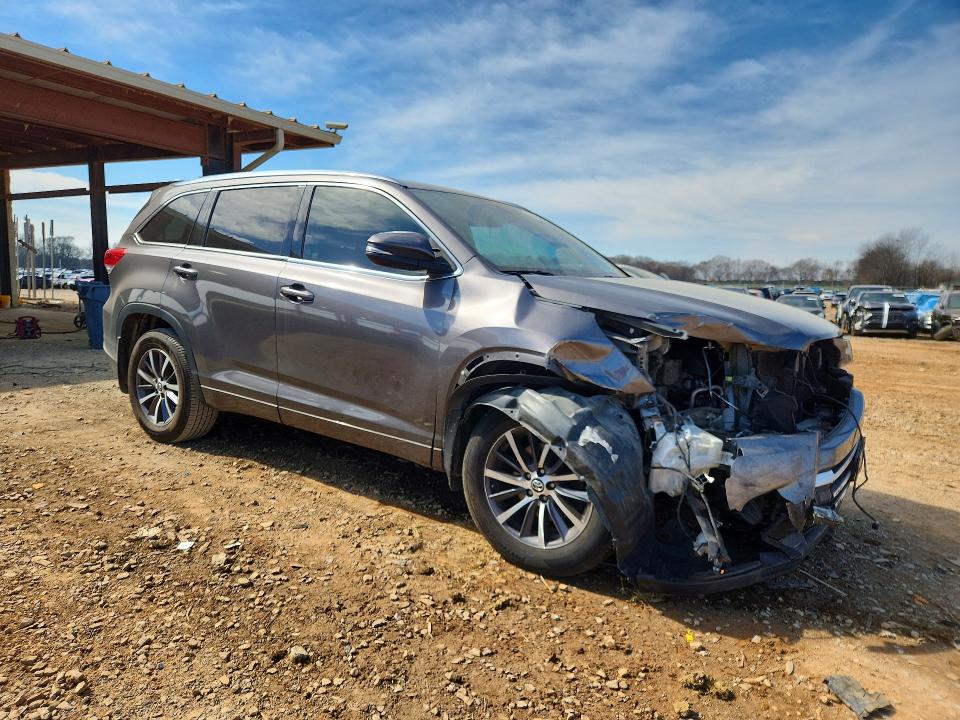 Photo 4 from auction – 2018 TOYOTA HIGHLANDER with VIN 5TDKZRFH1JS536387