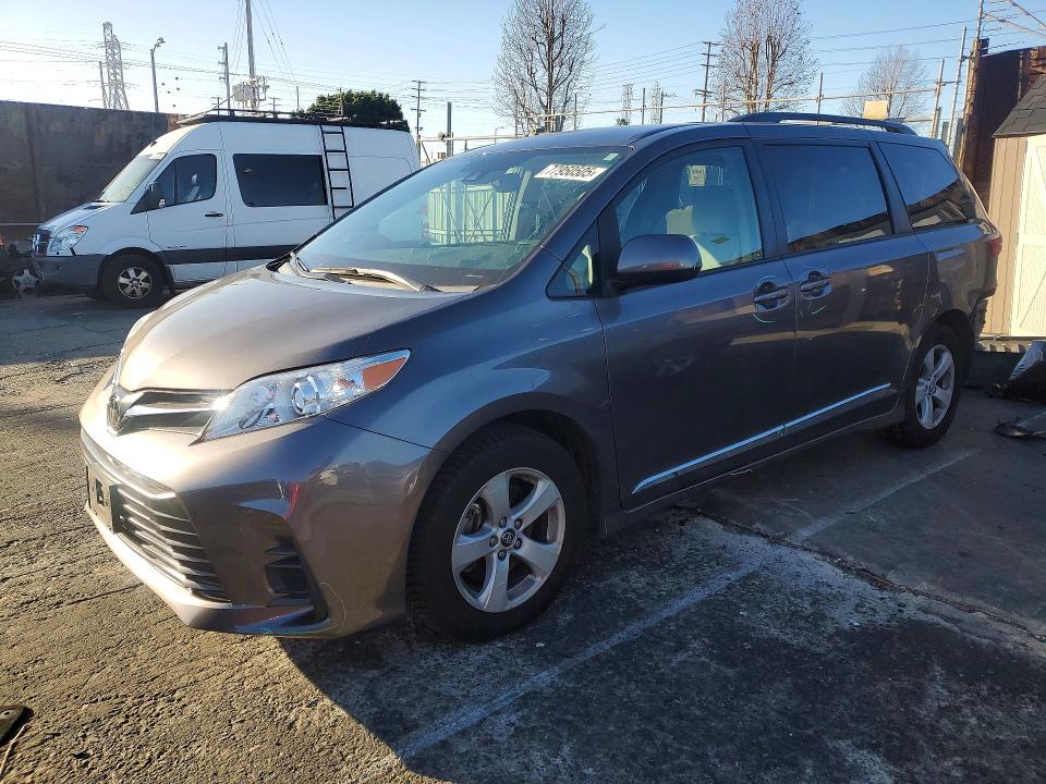 TOYOTA SIENNA 2020 with VIN 5TDKZ3DC5LS043996 - Photo from auction