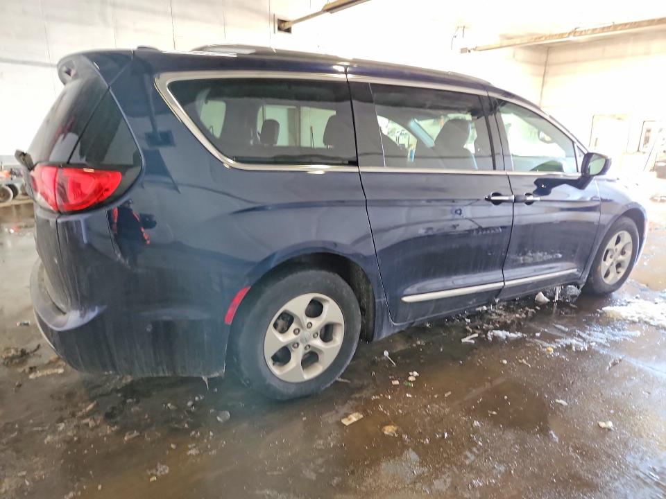 Photo 3 from auction – 2017 CHRYSLER PACIFICA with VIN 2C4RC1EG0HR622500