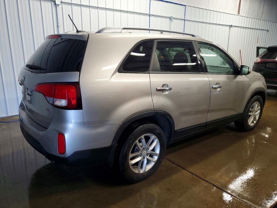 Photo 3 from auction – 2015 KIA SORENTO LX with VIN 5XYKTDA69FG644352