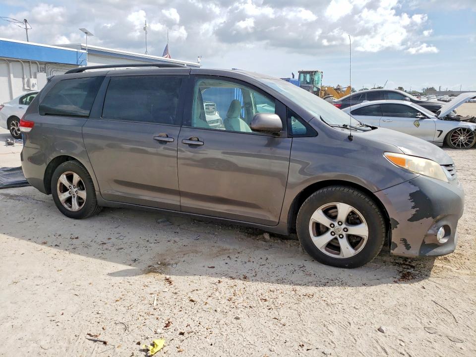 Photo 4 from auction – 2014 TOYOTA SIENNA with VIN 5TDKK3DC6ES519308