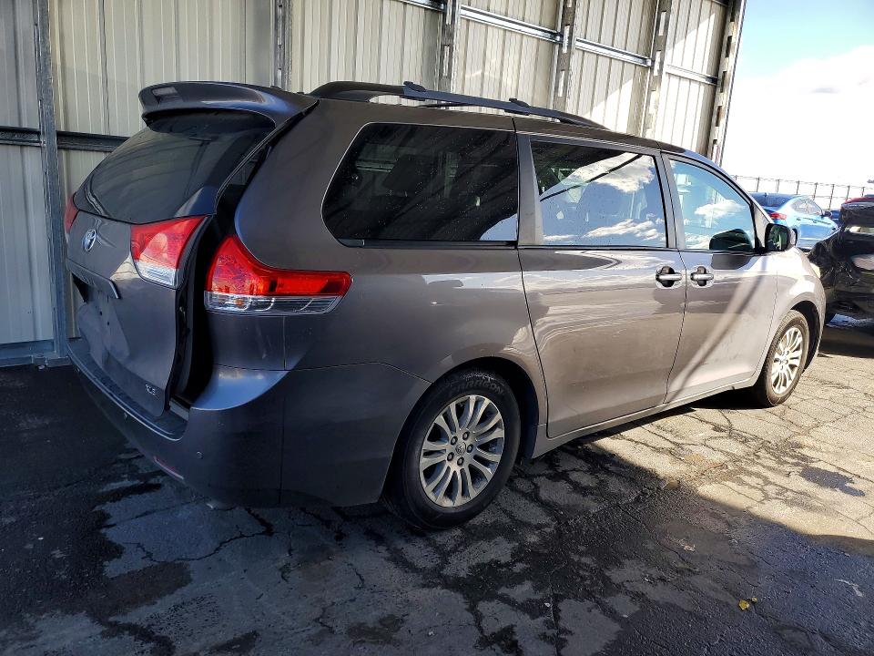 Photo 3 from auction – 2014 TOYOTA SIENNA XLE with VIN 5TDYK3DC8ES453547