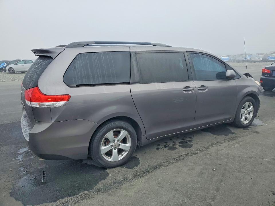 Photo 3 from auction – 2011 TOYOTA SIENNA with VIN 5TDKK3DC8BS116636
