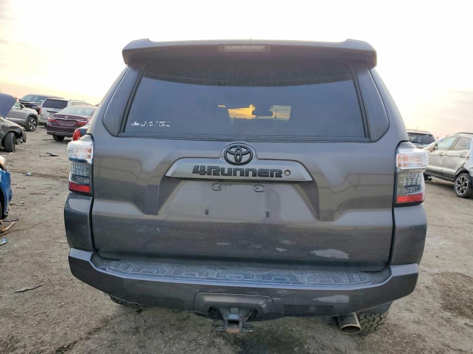 Photo 6 from auction – 2018 TOYOTA 4RUNNER SR with VIN JTEBU5JR7J5484935