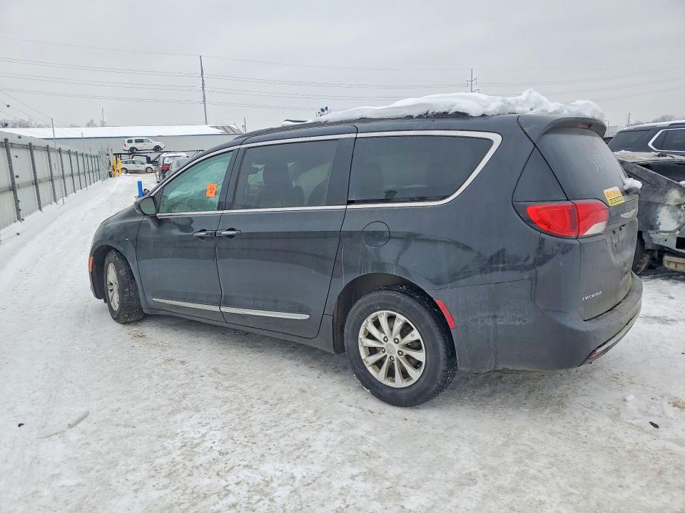 Photo 2 from auction – 2017 CHRYSLER PACIFICA with VIN 2C4RC1BG1HR517176