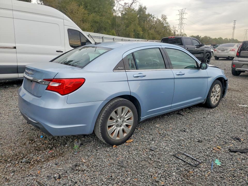صورة رقم 3 من المزاد - 2014 CHRYSLER 200 LX مع VIN 1C3CCBAG2EN178471