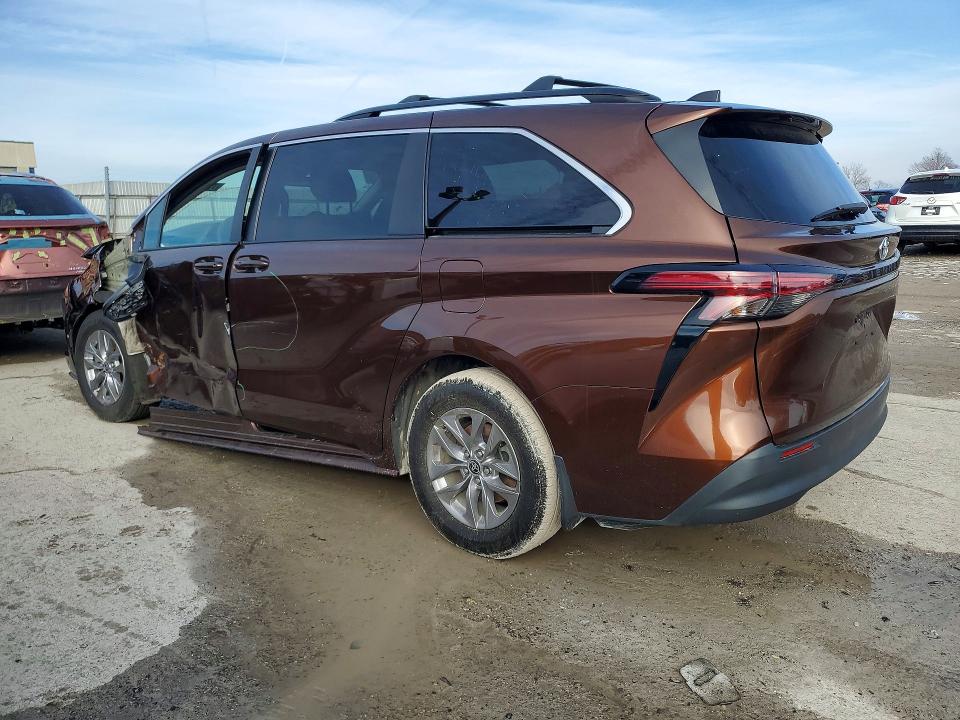 Photo 2 from auction – 2022 TOYOTA SIENNA with VIN 5TDKRKEC4NS118487