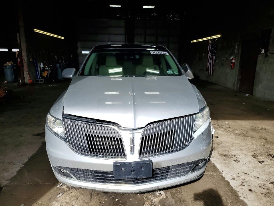Photo 5 from auction – 2015 LINCOLN MKT with VIN 2LMHJ5ATXFBL02490