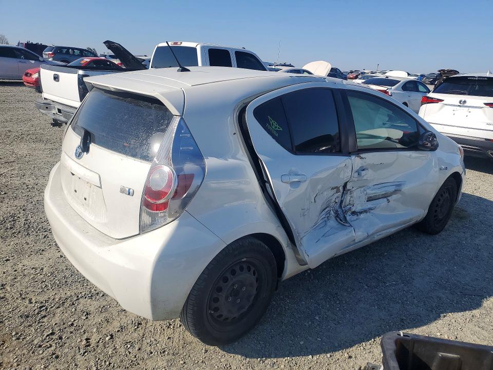 Photo 3 from auction – 2013 TOYOTA PRIUS C with VIN JTDKDTB33D1550587