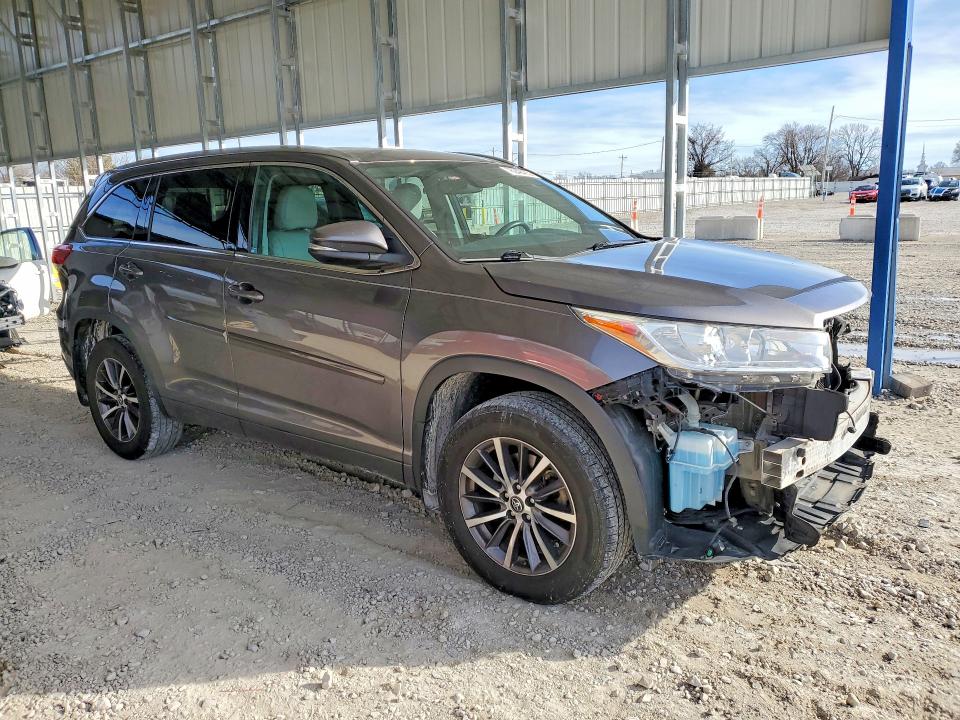 Photo 4 from auction – 2017 TOYOTA HIGHLANDER with VIN 5TDJZRFH9HS421588