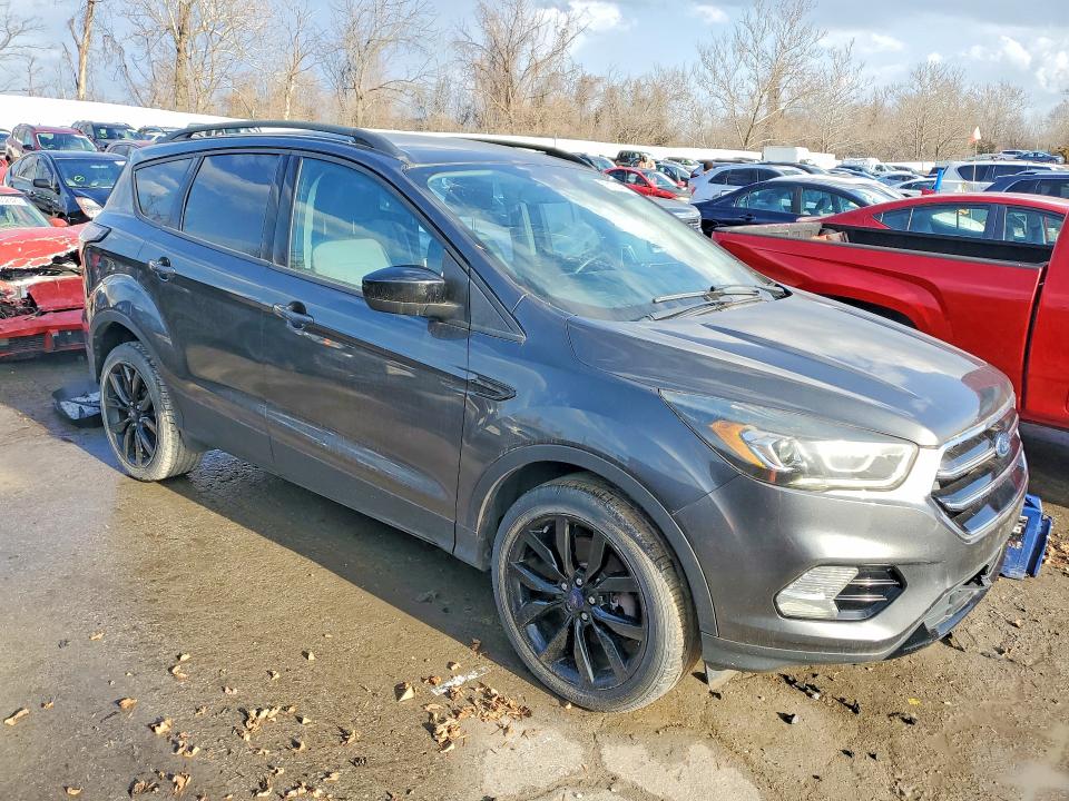 Foto 4 de la subasta – 2017 FORD ESCAPE SE con VIN 1FMCU9GD0HUB77050