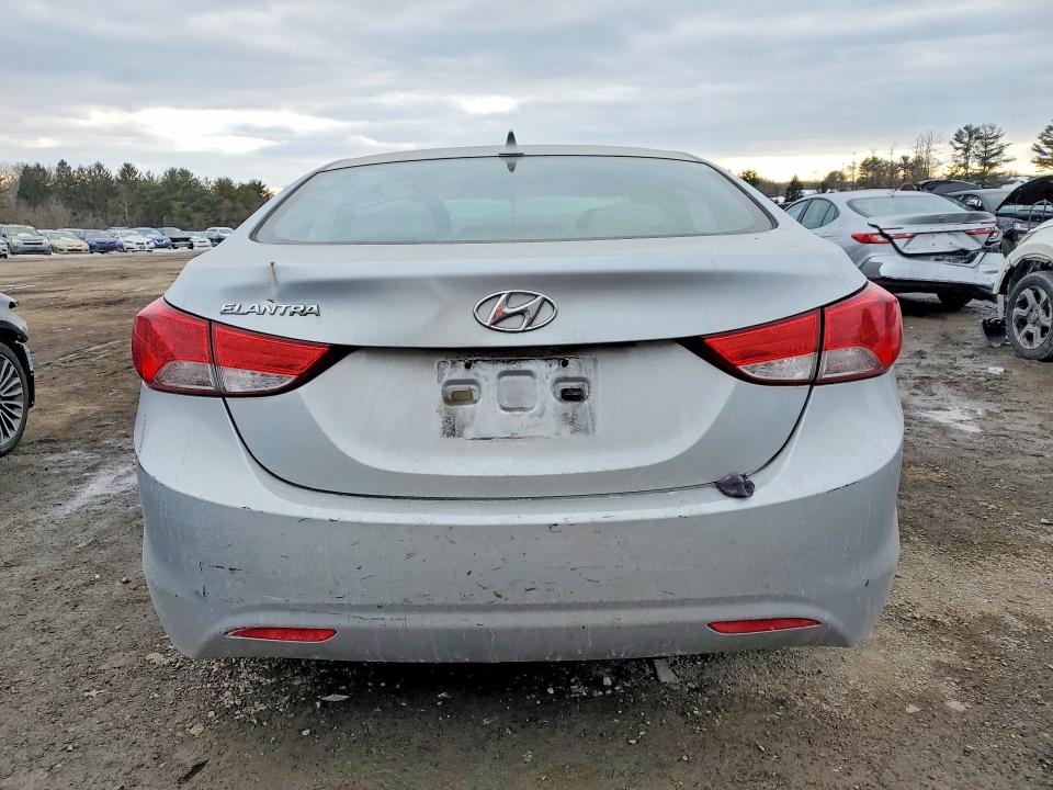Photo 6 from auction – 2011 HYUNDAI ELANTRA GL with VIN 5NPDH4AE7BH024958
