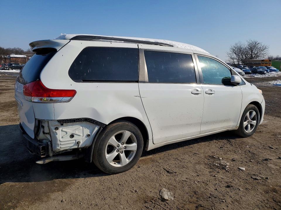 Photo 3 from auction – 2011 TOYOTA SIENNA LE with VIN 5TDKK3DC9BS103054