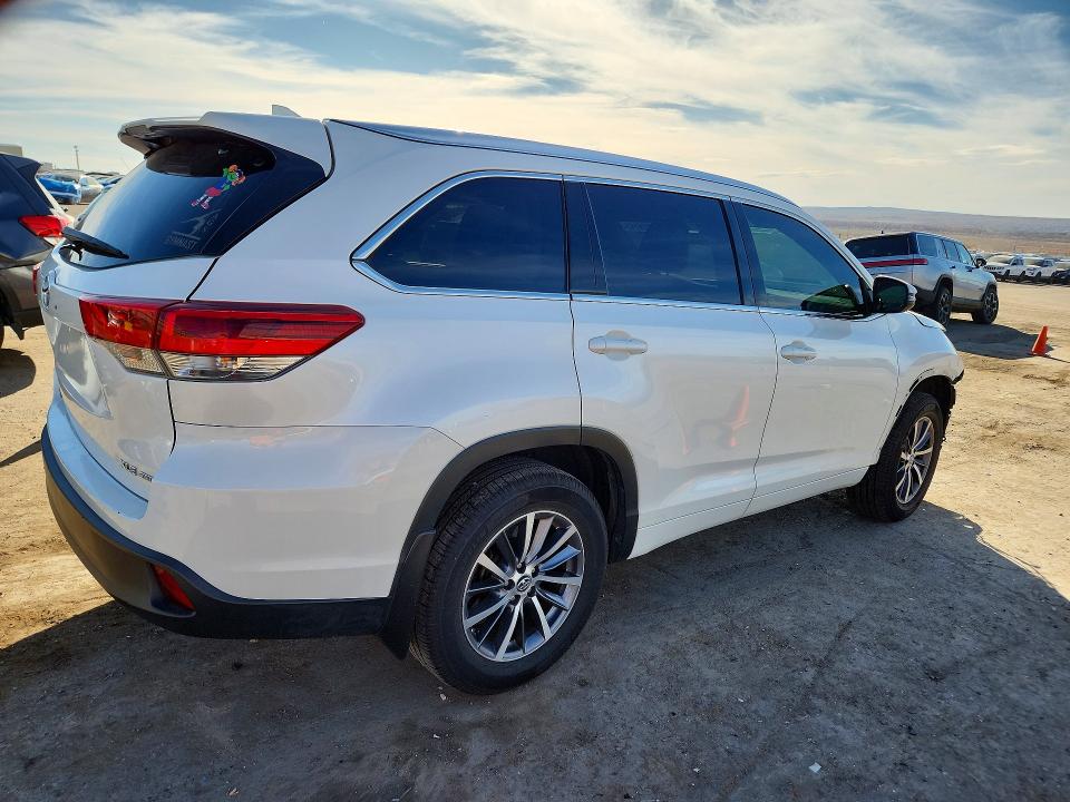 Фото 3 с аукциона – 2017 TOYOTA HIGHLANDER с VIN 5TDJZRFH6HS449591