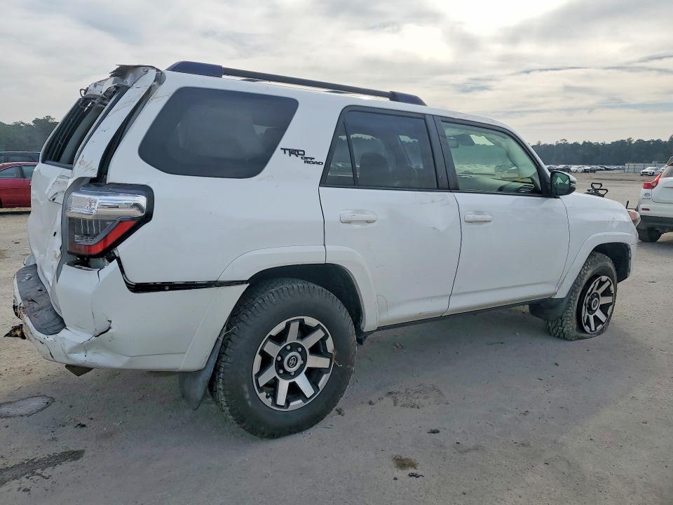 Photo 3 from auction – 2020 TOYOTA 4RUNNER SR with VIN JTEBU5JR1L5758441