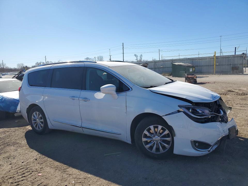 Photo 4 from auction – 2019 CHRYSLER PACIFICA with VIN 2C4RC1BG4KR650196