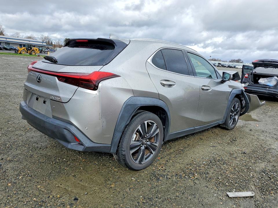 Photo 3 from auction – 2021 LEXUS UX with VIN JTHX3JBH3M2036174